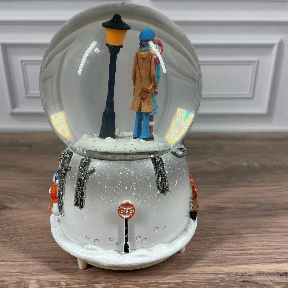 Romantic Couple Snow Globe Musical Light Up‎ Winter Scene Snowman Christmas Gift